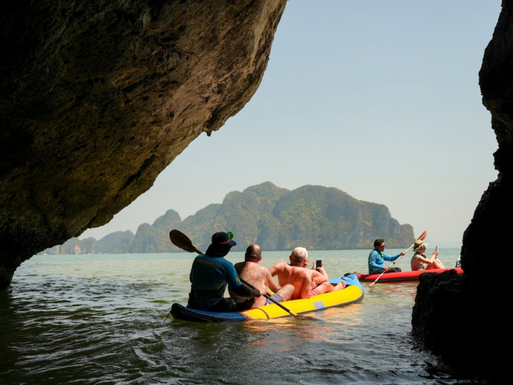 ทัวร์พายเรือแคนู 4 ใน 1: อ่าวพังงาและเกาะเจมส์บอนด์ (เดินทางด้วยเรือใหญ่)