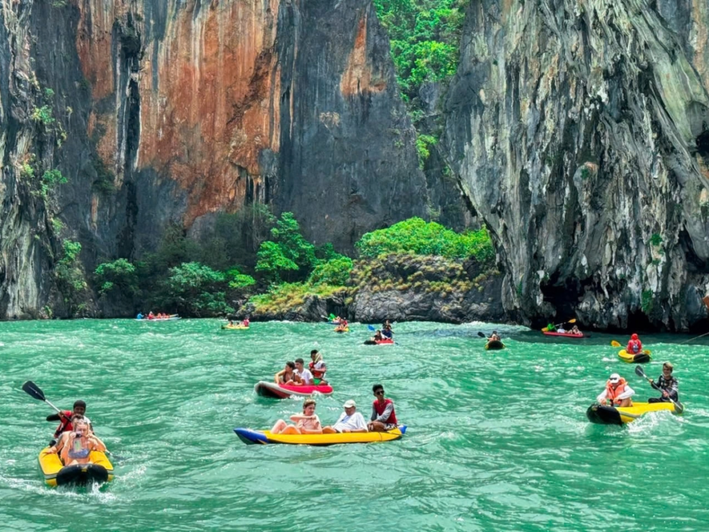 ทัวร์พายเรือแคนู 4 ใน 1: อ่าวพังงาและเกาะเจมส์บอนด์ (เดินทางด้วยเรือใหญ่)