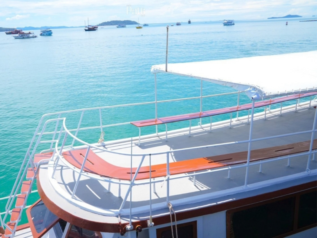 ทัวร์พายเรือแคนู 4 ใน 1: อ่าวพังงาและเกาะเจมส์บอนด์ (เดินทางด้วยเรือใหญ่)