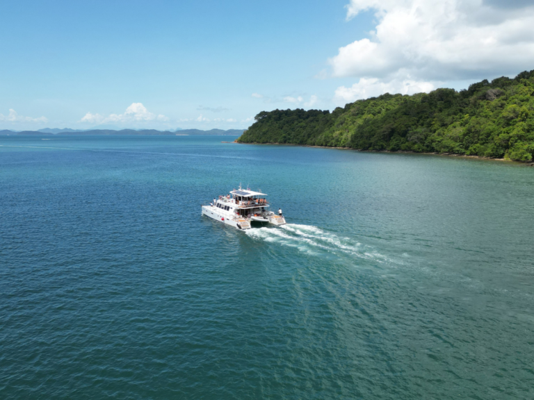 ทัวร์เกาะเจมส์บอนด์แบบชิลๆ ด้วยเรือคาตามารัน