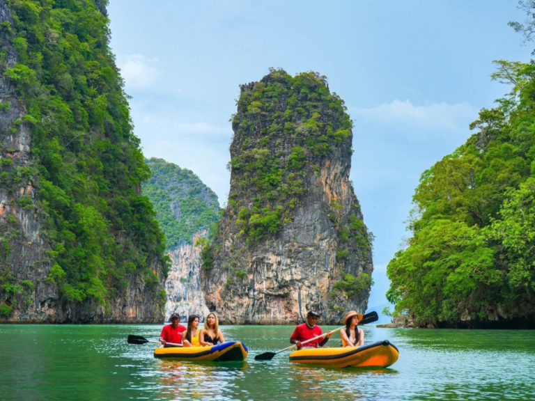 ทัวร์พายเรือแคนู 4 ใน 1: อ่าวพังงาและเกาะเจมส์บอนด์ (เดินทางด้วยเรือใหญ่)