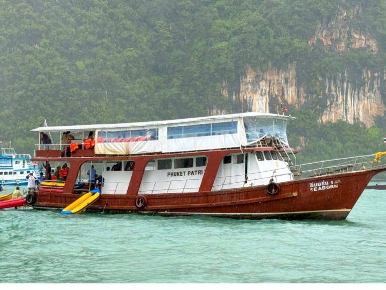 ทัวร์พายเรือแคนู 4 ใน 1: อ่าวพังงาและเกาะเจมส์บอนด์ (เดินทางด้วยเรือใหญ่)